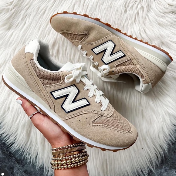 ✨NEW BALANCE✨996 x J.Crew Sneakers In Suede Ivory - Picture 2 of 5